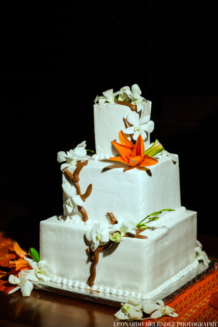 Elegant Beauty in a wedding cake organized by Belize wedding planner romantictravelbelize.com